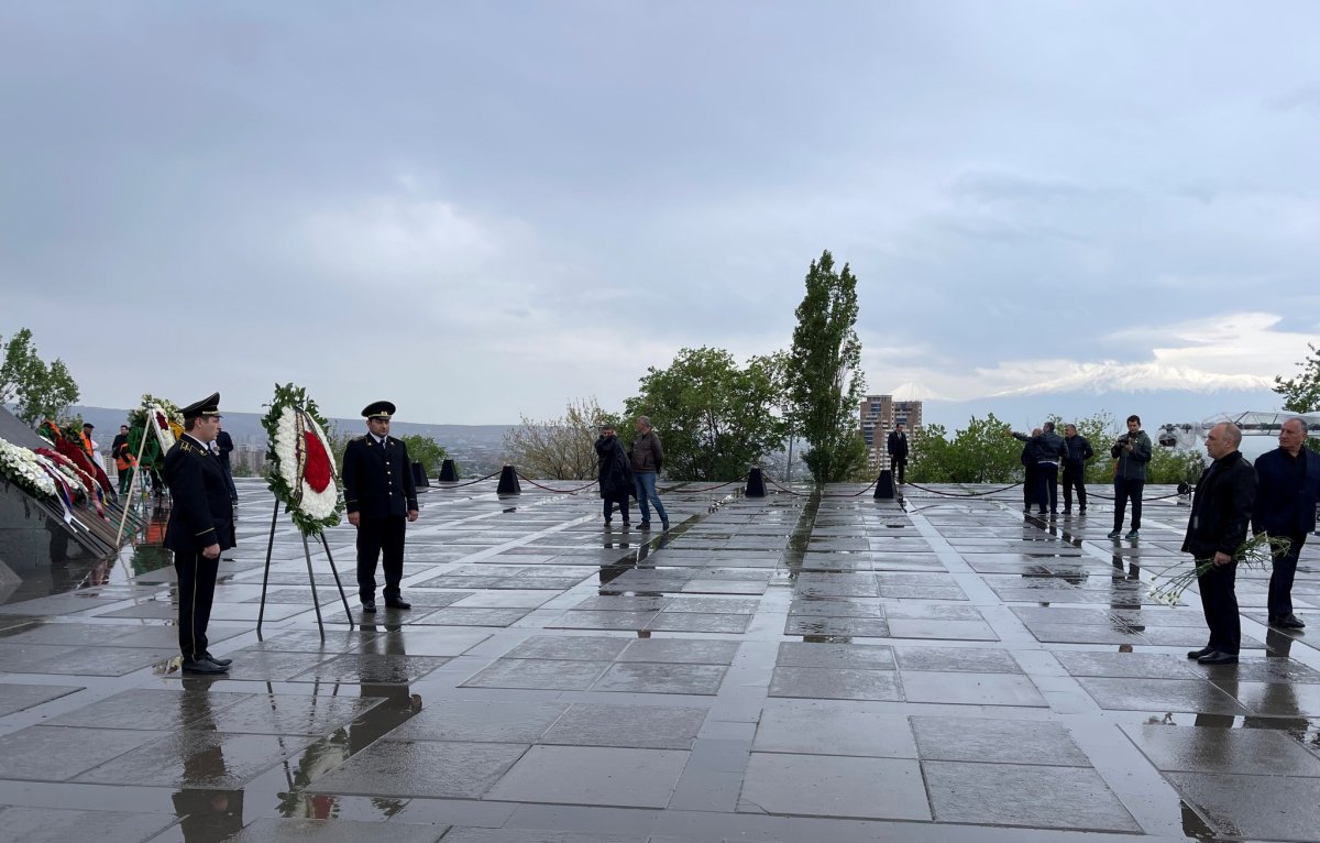 Дань уважения в мемориальном комплексе Цицернакаберд