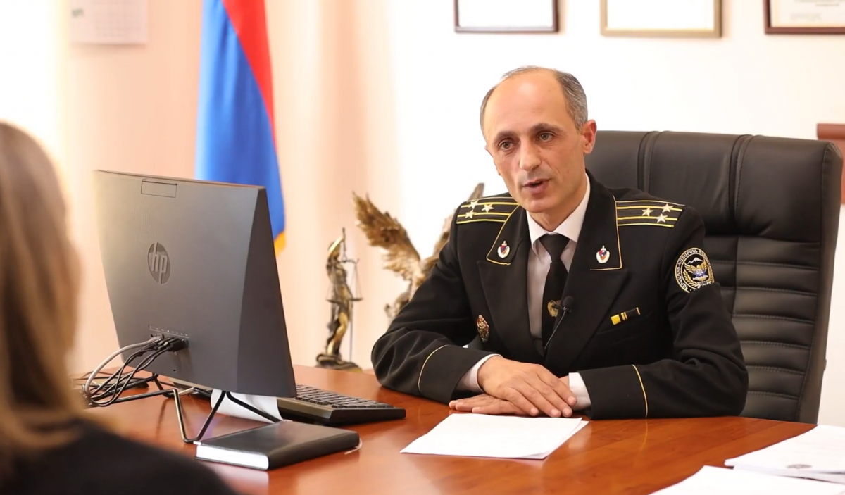 Հարկադիր կատարումն ապահովող ծառայությունը 25 տարեկան է։ Մարդկային պատմությունների հերոսը Գեղարքունիքի և Տավուշի մարզային բաժնի պետ, արդարադատության գնդապետ Սևակ Սիմոնյանն է