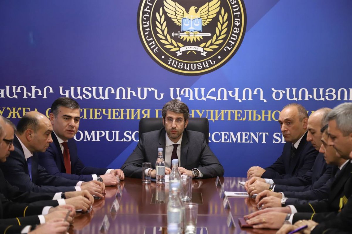 Министр Григор Минасян представил аппарату СОПИ новоназначенного главного принудительного исполнителя
